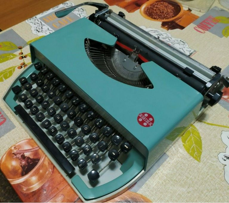 Engadine typewriter rental in Milan Italy